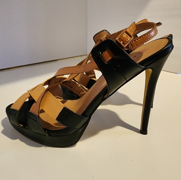 JustFab Black and Tan Sandles - Picture 2 of 6